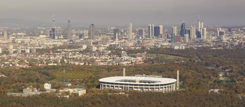 Blick von oben auf das Frankfurter Stadion und die Skyline