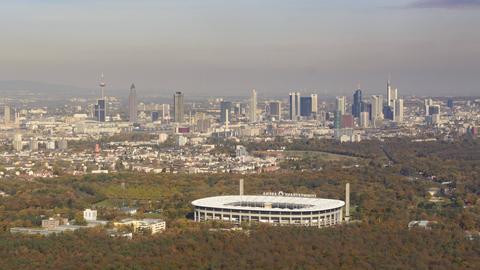 Blick von oben auf das Frankfurter Stadion und die Skyline