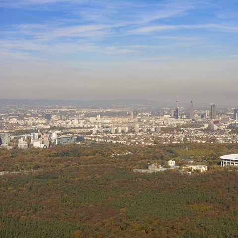 Blick von oben auf das Frankfurter Stadion und die Skyline