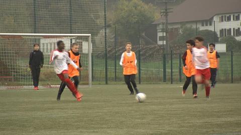 Kinder beim Fußballspielen