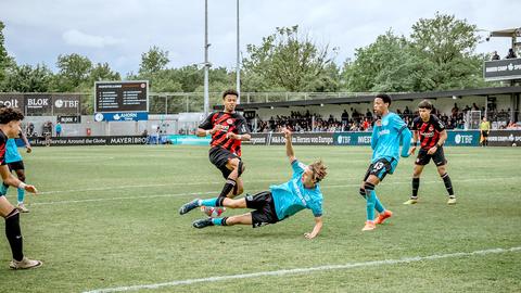 Ein Leverkusen-Spieler blockt den Schuss eines Eintracht-Spielers im Strafraum.