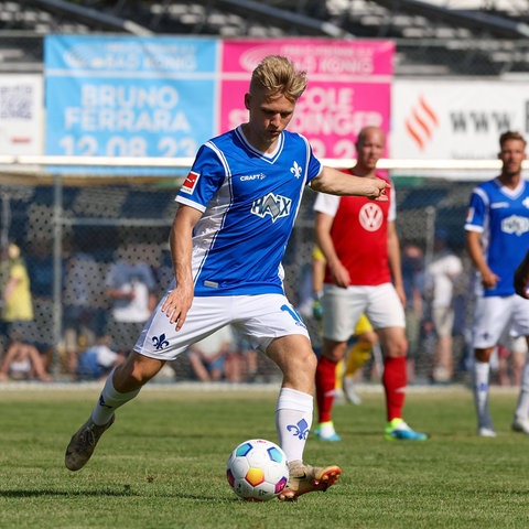 Andreas Müller im Trikot des SV Darmstadt 98 kurz vor dem Schuss.