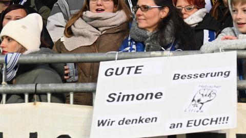 Ein Plakat im Lilien-Fan-Block: "Gute Besserung Simone. Wir denken an EUCH!!!"