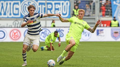 Bjarke Jacobsen (r.) beim Spiel in Duisburg.