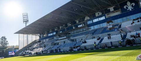 Die Haupttribüne des Stadions am Böllenfalltor