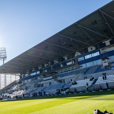 Die Haupttribüne des Stadions am Böllenfalltor