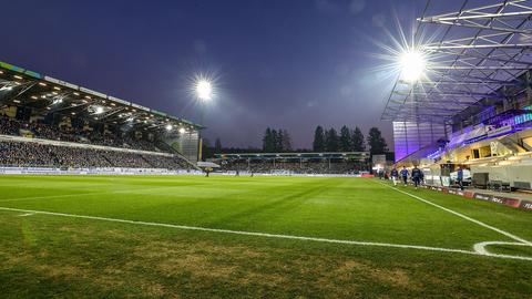 Das Stadion am Böllenfalltor ist vom Flutlicht hell erleuchtet