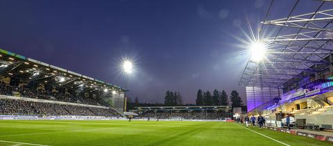 Das Stadion am Böllenfalltor unter Flutlicht