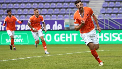 Lilien-Stürmer Luca Pfeiffer jubelt über das Führungstor in Aue.