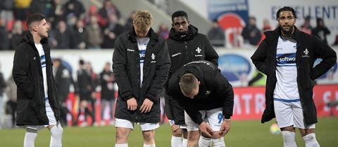 Die Spieler des SV Darmstadt stehen nach Schlusspfiff sichtlich enttäuscht vor den Fans.