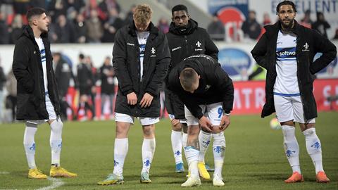 Die Spieler des SV Darmstadt stehen nach Schlusspfiff sichtlich enttäuscht vor den Fans.