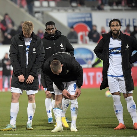 Die Spieler des SV Darmstadt stehen nach Schlusspfiff sichtlich enttäuscht vor den Fans.