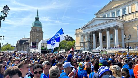Hunderte Menschen mit blauen Darmstadt-Trikots und Fahnen.