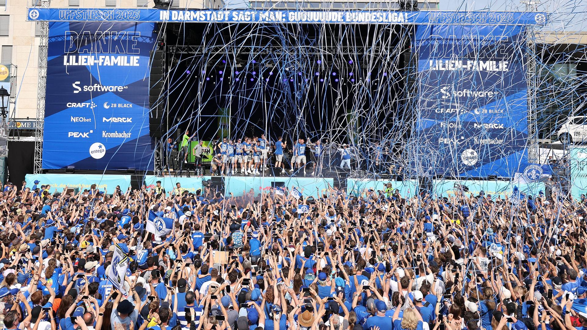 Tausende-Lilien-Fans-Darmstadt-feiert-seine-Aufstiegshelden
