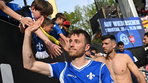 Matthias Bader vom SV Darmstadt klatscht mit Fans ab