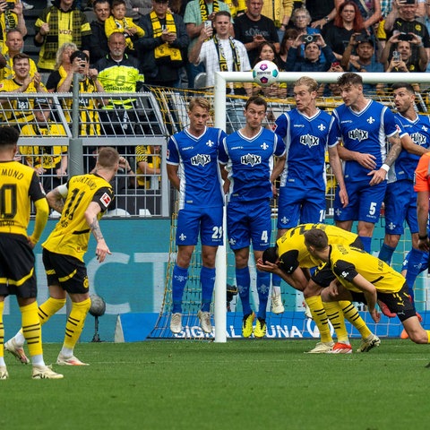 Marco Reus zirkelt einen Freistoß gegen Darmstadt ins Netz.