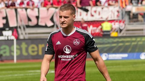 Fabian Nürnberger im roten Trikot vom 1. FC Nürnberg