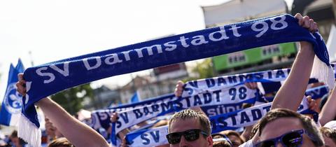 Die Fans von Darmstadt 98 sind weiterhin bestens gelaunt.