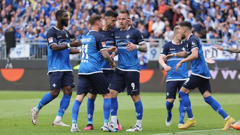 Die Spieler des SV Darmstadt bejubeln den Treffer