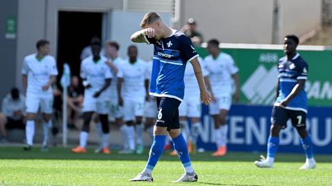 Enttäuschte Gesichter bei den Spielern des SV Darmstadt 98.