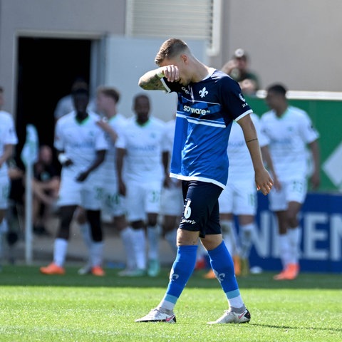 Enttäuschte Gesichter bei den Spielern des SV Darmstadt 98.