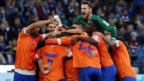 Die Lilien-Spieler feiern den Sieg auf Schalke