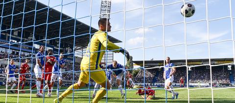 Nach ruhendem Ball klingelte es dreimal im Tor von Lilien-Keeper Marcel Schuhen.