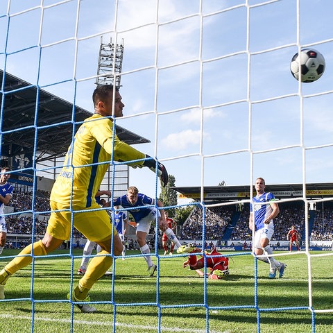 Nach ruhendem Ball klingelte es dreimal im Tor von Lilien-Keeper Marcel Schuhen.