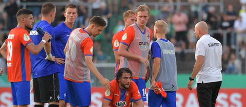 Frustrierte Spieler des SV Darmstadt.