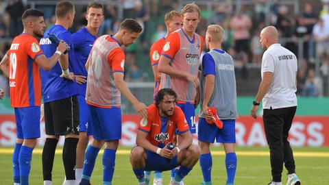 Frustrierte Spieler des SV Darmstadt.