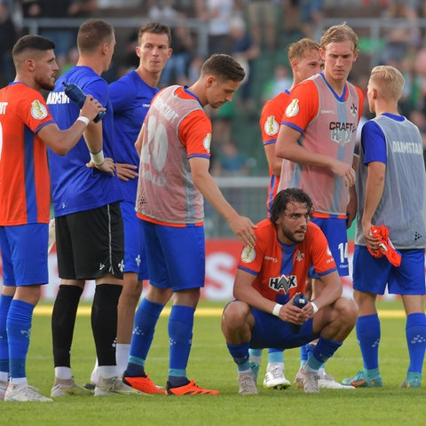 Frustrierte Spieler des SV Darmstadt.