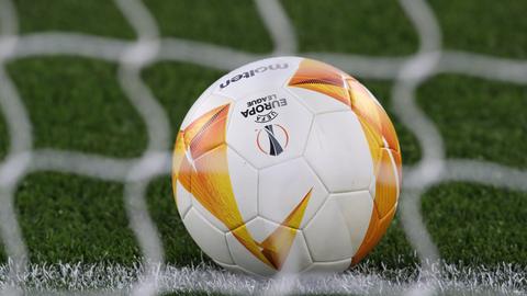 Ein Fußball mit dem Europa-League-Logo