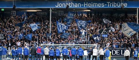 Die Lilien-Mannschaft steht vor der Jonathan-Heimes-Tribüne im Stadion am Böllenfalltor