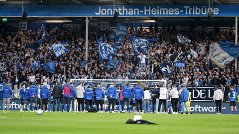 Die Lilien-Mannschaft steht vor der Jonathan-Heimes-Tribüne im Stadion am Böllenfalltor