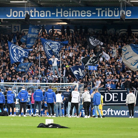 Die Lilien-Mannschaft steht vor der Jonathan-Heimes-Tribüne im Stadion am Böllenfalltor