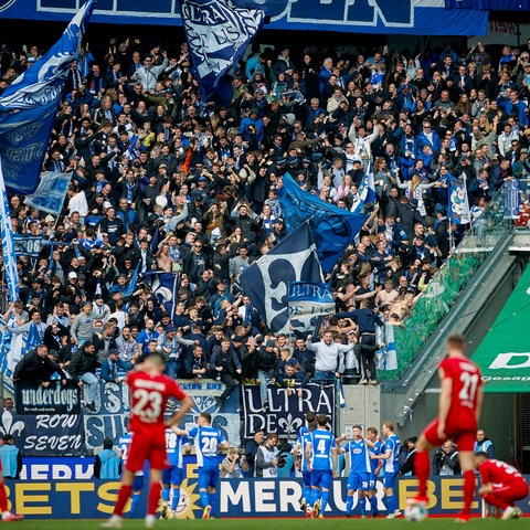 Die Darmstädter Fans jubeln mit ihren Spielern in Köln.
