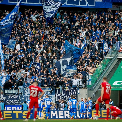 Die Darmstädter Fans jubeln mit ihren Spielern in Köln.