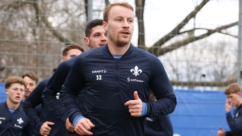 Fabian Holland führt die Laufgruppe im Training der Lilien an.