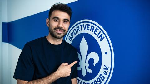 Gerrit Holtmann vor dem Lilien-Emblem