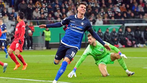 Mathias Honsak bejubelt den Ausgleich gegen Frankfurt.