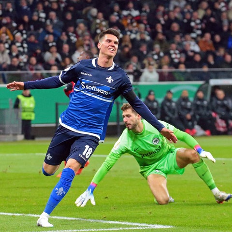 Mathias Honsak bejubelt den Ausgleich gegen Frankfurt.
