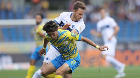 Bader im Zweikampf mit einem Spieler von Braunschweig