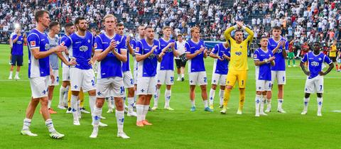 Die Spieler von Darmstadt 98 bedanken sich bei den Fans