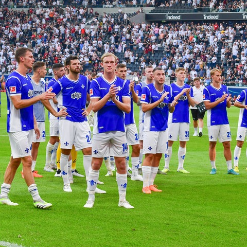 Die Spieler von Darmstadt 98 bedanken sich bei den Fans