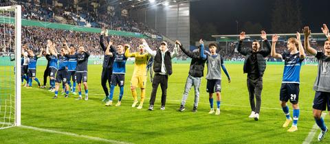 Die Spieler von Darmstadt 98 jubeln mit den Fans 