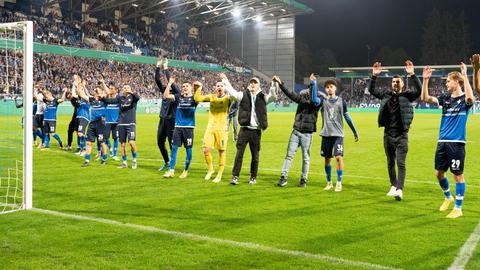 Die Spieler von Darmstadt 98 jubeln mit den Fans 