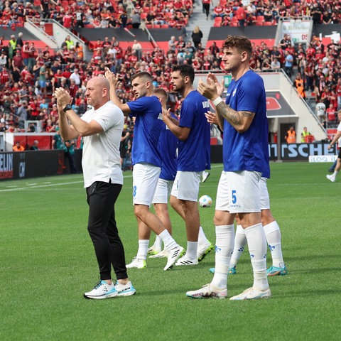 Die Spieler von Darmstadt 98 bedanken sich bei den Fans