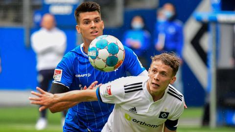 Honsak im Zweikampf mit einem HSV-Spieler
