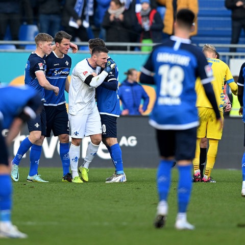 Die Spieler von Darmstadt 98 bejubeln den Sieg gegen Braunschweig