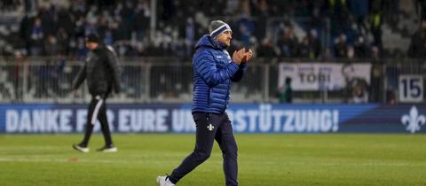 Torsten Lieberknecht läuft nach der Niederlage gegen Düsseldorf übers Feld und applaudiert